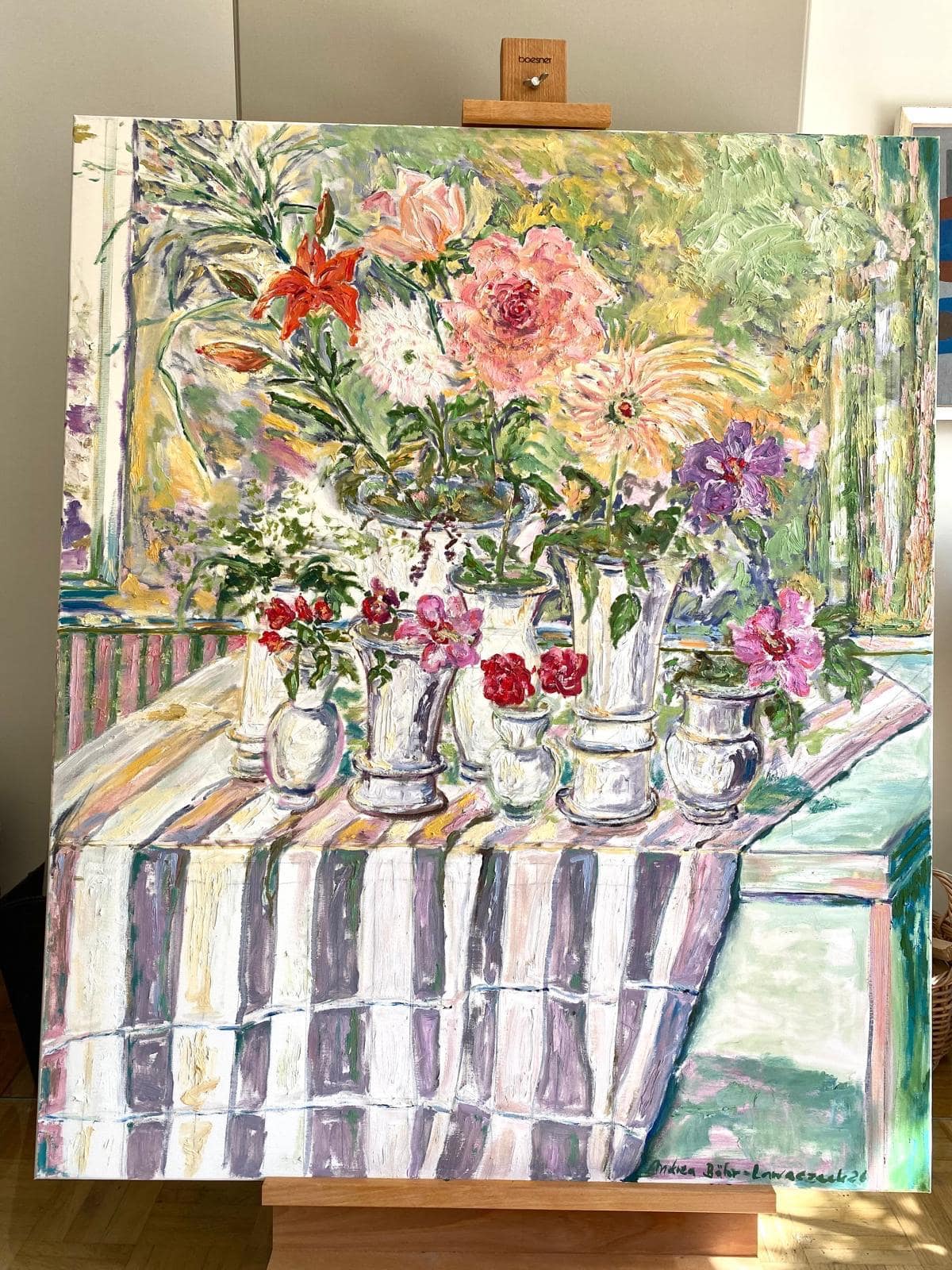 Interieur mit Blumen auf der Staffelei im Atelier
