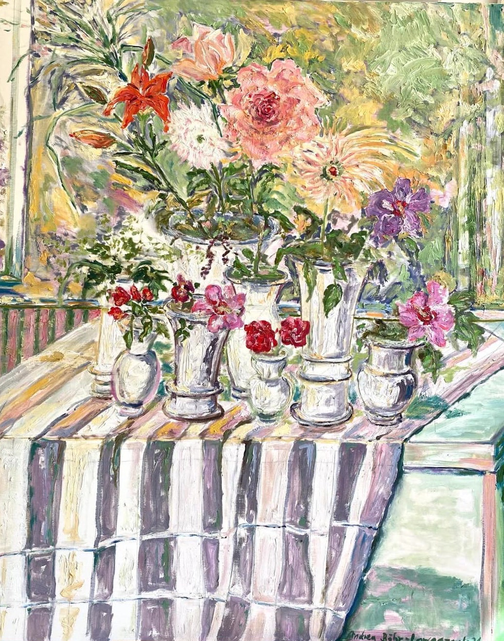 Interieur: Vasen mit Rosen, Lilien und Dahlien auf einem gestreiften Tuch