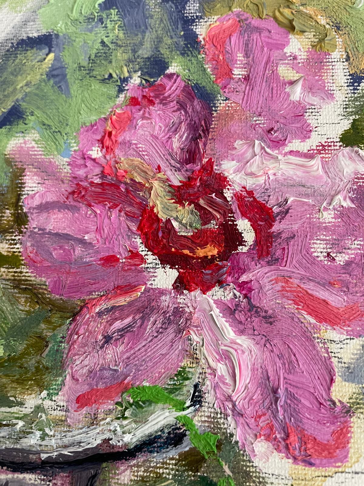 Detail des Blumenstilllebens: pinkfarbene Blüte mit rotem Herz