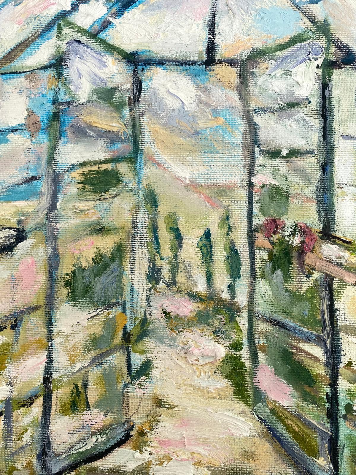 Detail aus dem Glashaus: Sprossen und Glasdach vor hellem Licht