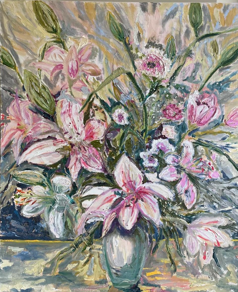 Weisse und rosa Lilien in einer Glasvase