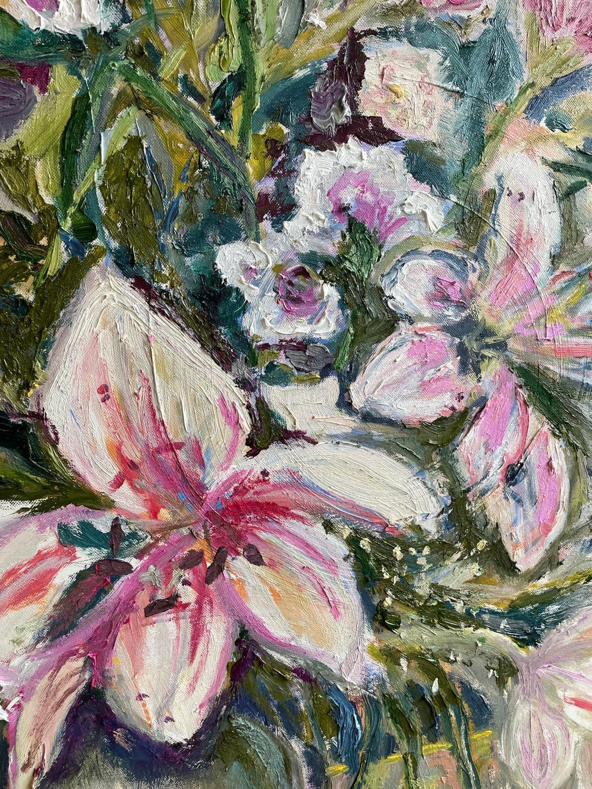 Detail: eine rosa Lilie zwischen weissen Blüten
